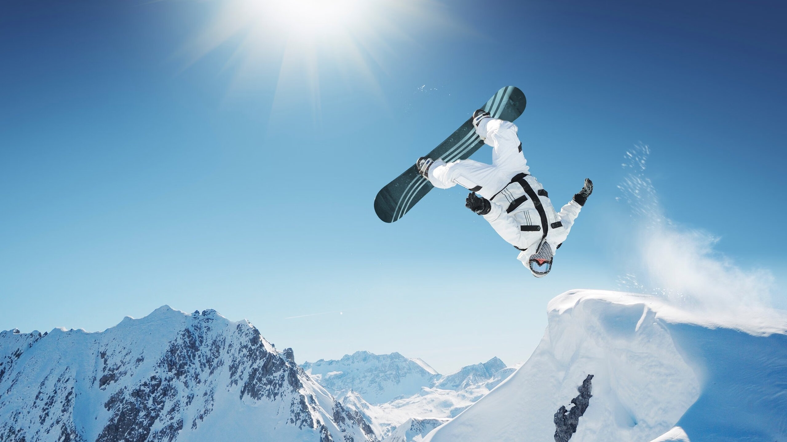 NBA季后赛激战正酣，勇士队逆转取胜，库里独砍40分创纪录